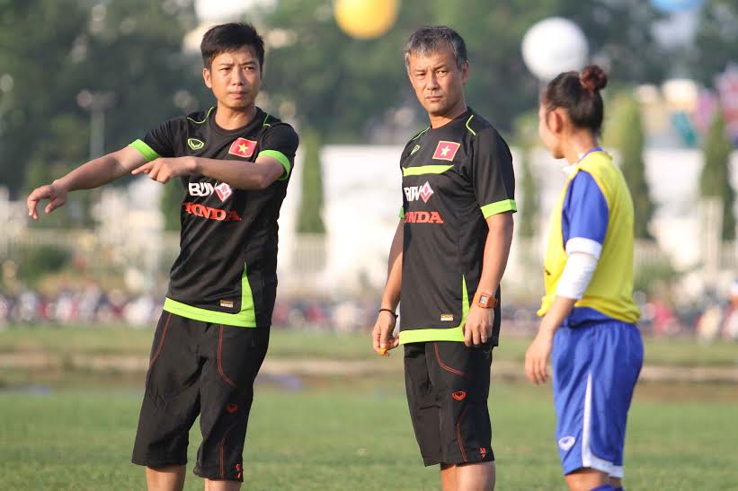 HLV Takashi (giữa) chỉ đạo c&aacute;c học tr&ograve;