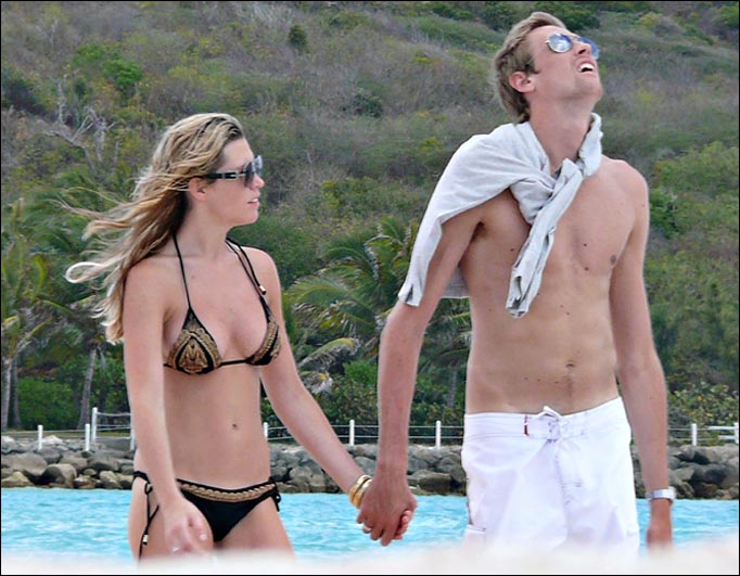 Peter Crouch v&agrave; vợ trong một lần đi nghỉ m&aacute;t