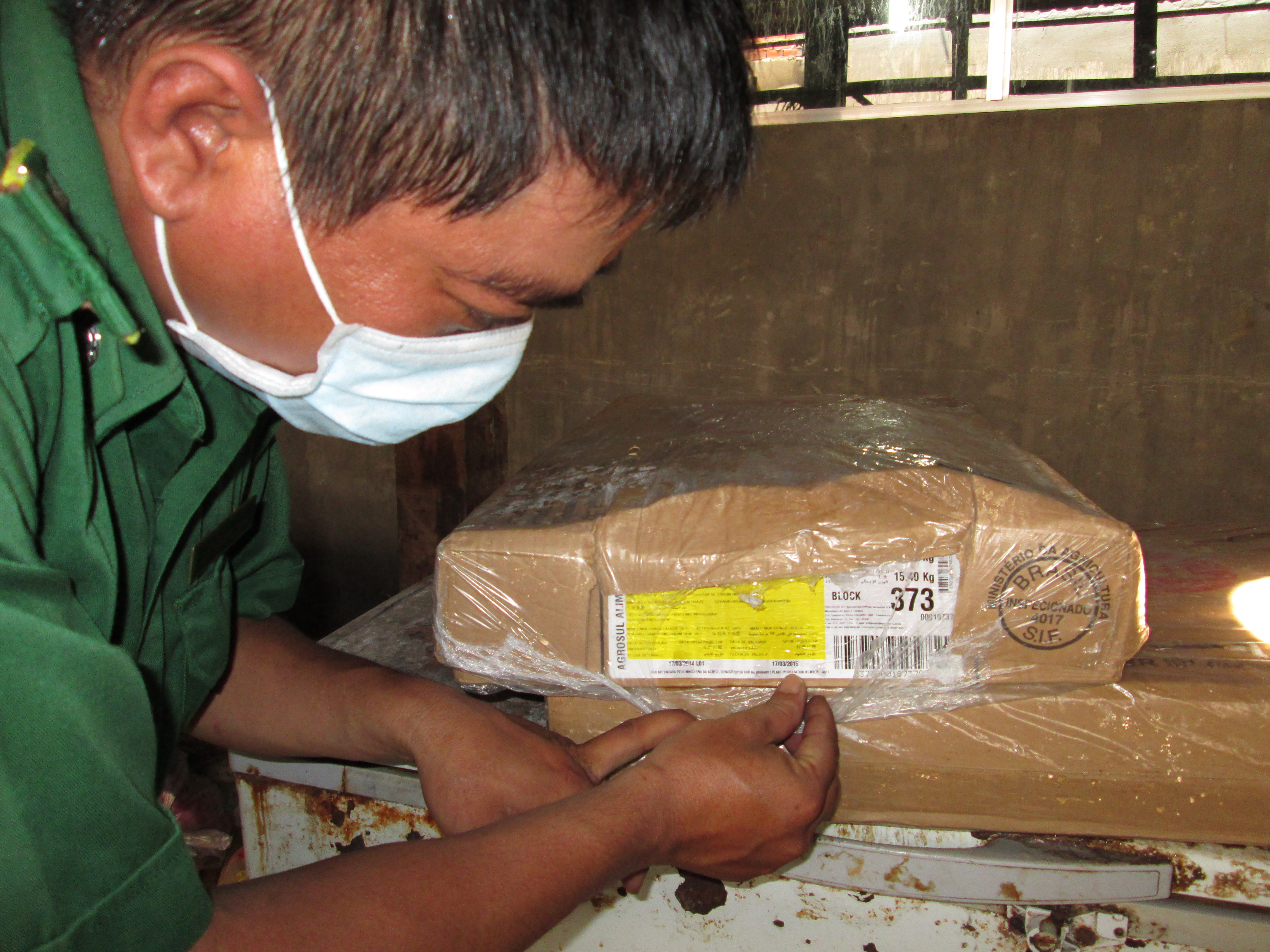 Thịt g&agrave; đ&ocirc;ng lạnh hết &ldquo;đ&aacute;t&rdquo; từng bị ph&aacute;t hiện chui v&agrave;o cơ sở chế biến