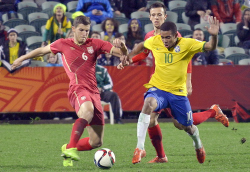 Gabriel Jesus (10) trong v&ograve;ng v&acirc;y c&aacute;c hậu vệ Serbia