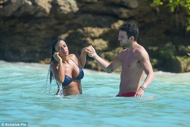 Fabregas v&agrave; bạn g&aacute;i Daniella Semaan
