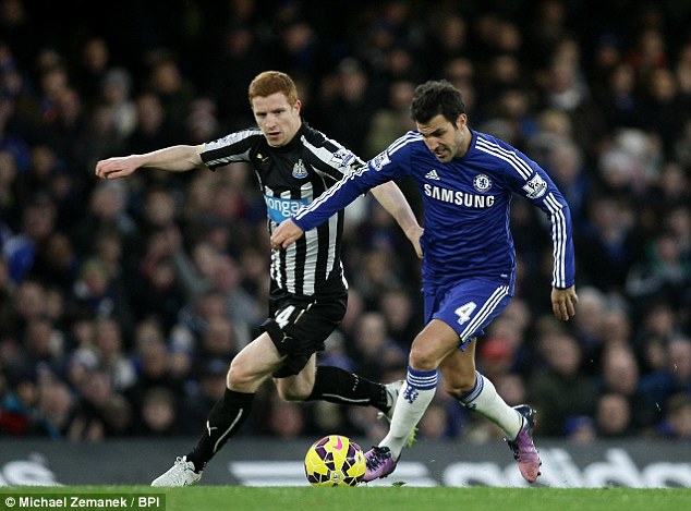 Fabregas trong trận thắng Newcastle ở v&ograve;ng 21 Giải Ngoại hạng hồi cuối tuần qua