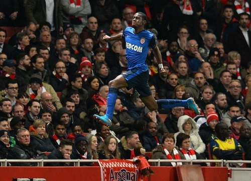 Geoffrey Kondogbia bay bổng sau b&agrave;n mở tỉ số