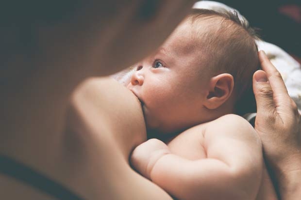 Phụ nữ có thể bị đau đớn nếu cho con bú không đúng cách