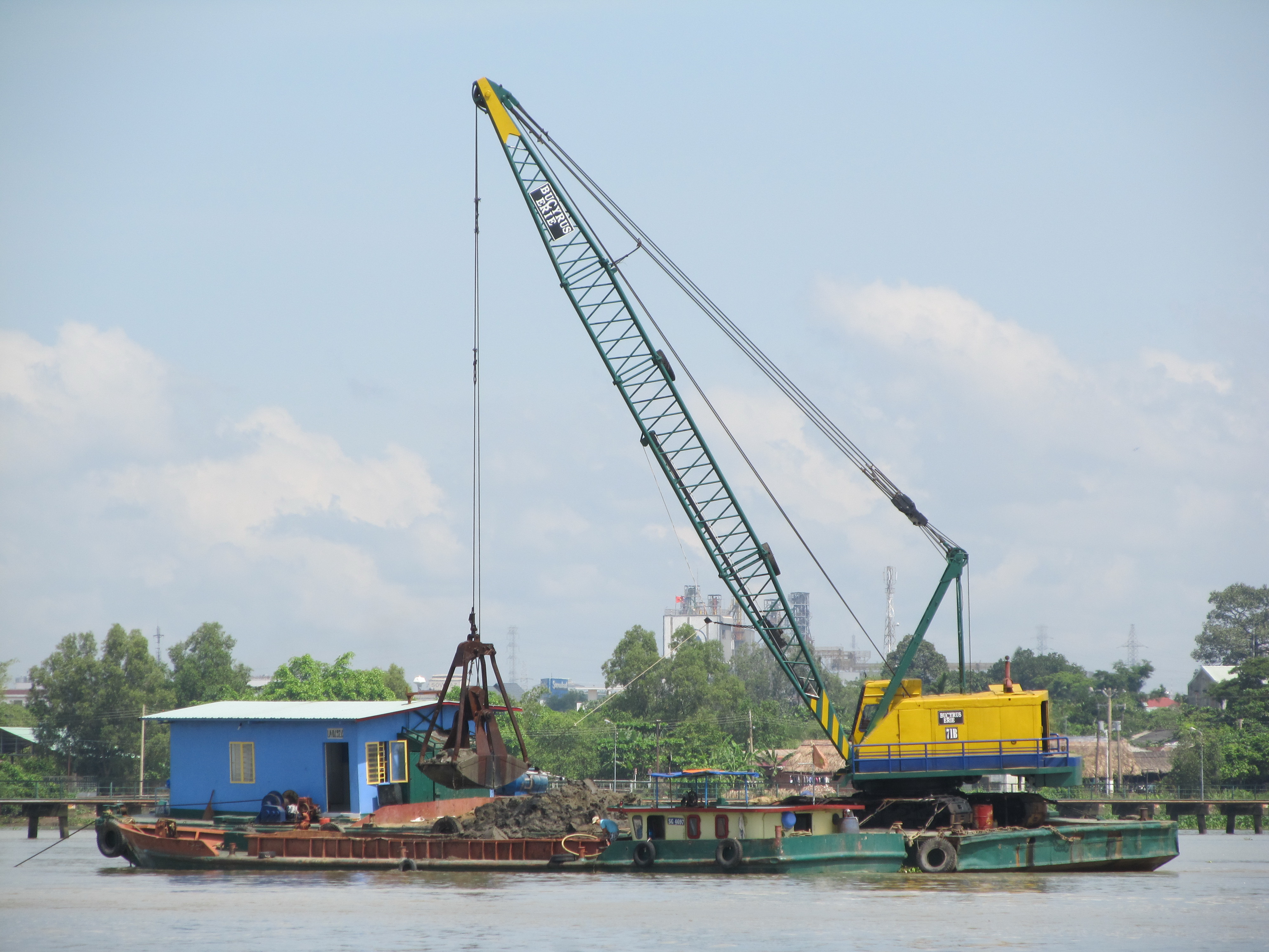 Hoạt động nạo v&eacute;t của C&ocirc;ng ty Hiệp Phước tr&ecirc;n s&ocirc;ng Đồng Nai g&acirc;y nhiều lo lắng cho người d&acirc;n v&agrave; ch&iacute;nh quyền địa phương