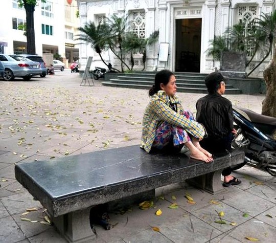 Ghế đá cổ từng là niềm tự hào của người dân Thủ đô nay chỉ còn trong ký ức