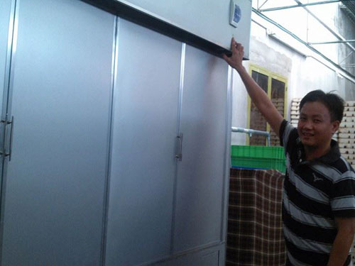 Sau hai năm m&agrave;y m&ograve;, Ti&ecirc;u Thanh Vũ chế tạo th&agrave;nh c&ocirc;ng m&aacute;y l&agrave;m gi&aacute; tự động, c&ocirc;ng suất 100kg/ng&agrave;y