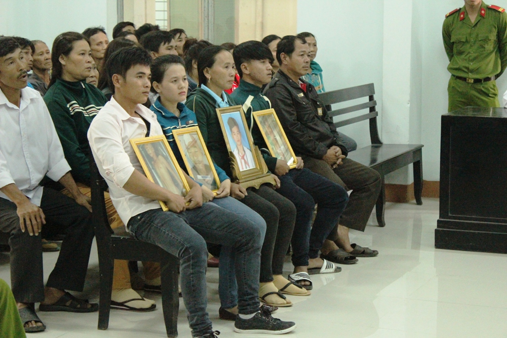 Gia đ&igrave;nh đưa di ảnh của nạn nh&acirc;n v&agrave; h&igrave;nh ảnh tử thi l&ecirc;n dự t&ograve;a