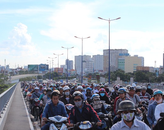 Vụ tai nạn g&acirc;y n&ecirc;n cảnh &ugrave;n tắc nghi&ecirc;m trọng tr&ecirc;n l&agrave;n xe 2 b&aacute;nh ở cầu S&agrave;i G&ograve;n 2