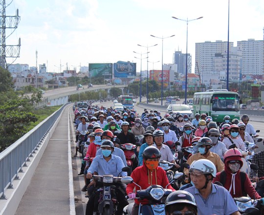 Gây tai nạn trên cầu Sài Gòn, tài xế xe ba gác rồ ga bỏ trốn