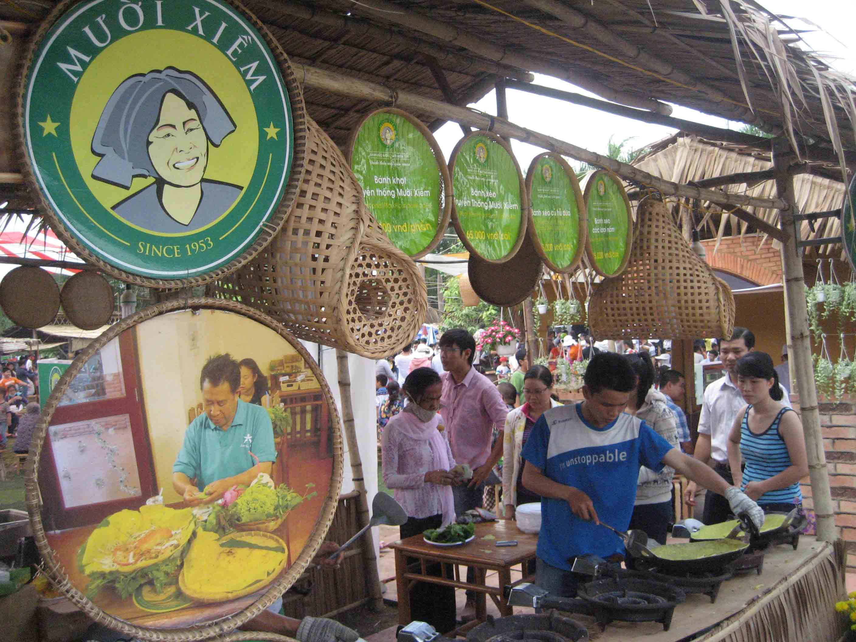 &nbsp;Gian h&agrave;ng b&aacute;nh x&egrave;o Mười Xiềm lu&ocirc;n thu h&uacute;t kh&aacute;ch đến tham quan, thưởng thức