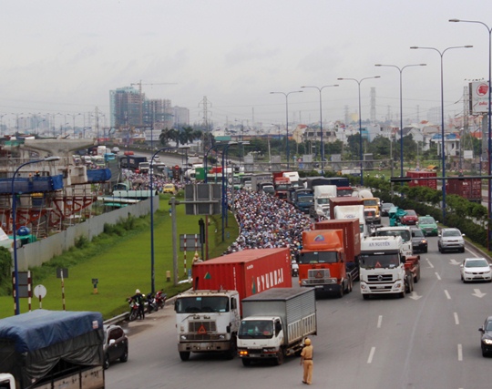 &Ugrave;n ứ k&eacute;o d&agrave;i đến xa lộ H&agrave; N&ocirc;i. D&ugrave; lực lượng CSGT được tăng cương điều tiết nhưng &ugrave;n ứ vẫn kh&ocirc;ng giảm