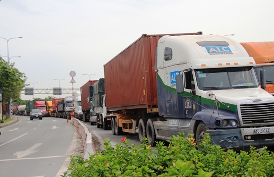 D&ograve;ng xe container, xe tải đứng ch&ocirc;n ch&acirc;n h&agrave;ng c&acirc;y số tr&ecirc;n đường Mai Ch&iacute; Thọ, hướng v&agrave;o cảng C&aacute;t L&aacute;i