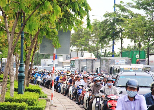 H&agrave;ng ng&agrave;n người đi xe m&aacute;y trễ giờ l&agrave;m, giờ học do &ugrave;n tắc