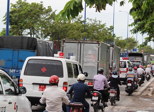 Hai chiếc xe cứu thương bị bao v&acirc;y bởi h&agrave;ng trăm phương tiện kh&aacute;c, mất hơn 30 ph&uacute;t mới tho&aacute;t khỏi &ugrave;n tắc tr&ecirc;n đường Mai Ch&iacute; Thọ