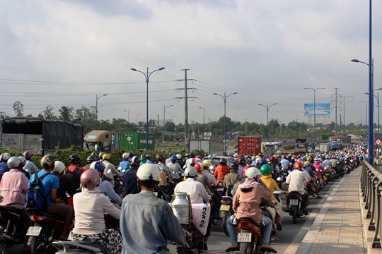 Vụ tai nạn li&ecirc;n ho&agrave;n g&acirc;y &ugrave;n tắc nghi&ecirc;m trọng tr&ecirc;n xa lộ H&agrave; Nội, hướng l&ecirc;n quận 2