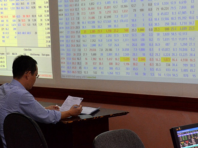Nh&agrave; đầu tư giao dịch tại s&agrave;n chứng kho&aacute;n SSI. Ảnh: Tấn Thạnh