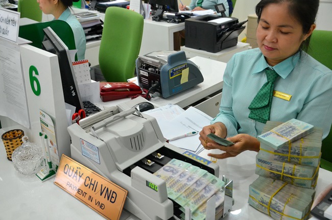 Theo c&aacute;c chuy&ecirc;n gia t&agrave;i ch&iacute;nh, trong bối cảnh VNĐ giảm gi&aacute;, l&atilde;i suất tiền gửi n&ecirc;n duy tr&igrave; như hiện nay