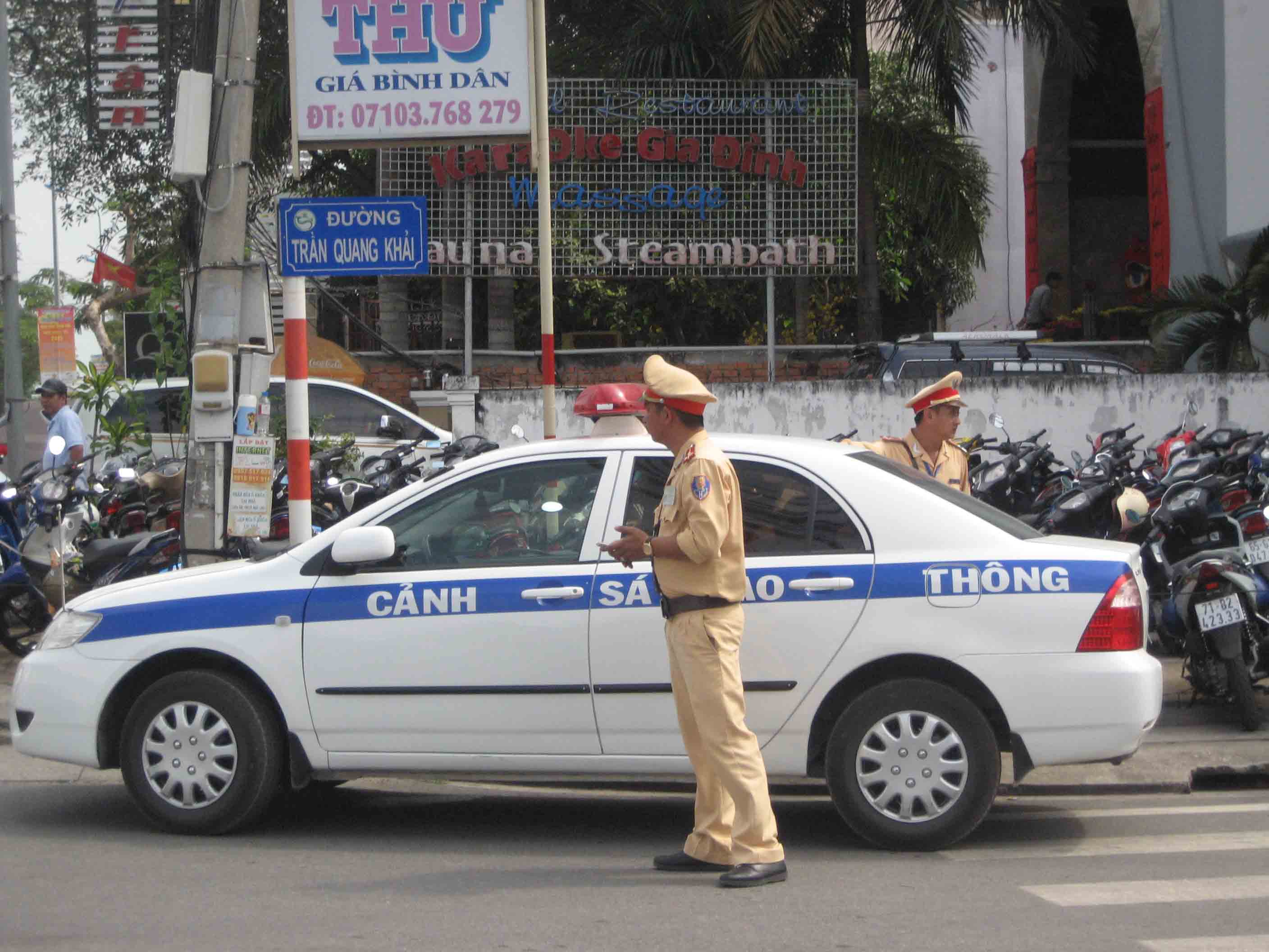Lực lượng CSGT t&uacute;c trực để điều tiết giao th&ocirc;ng