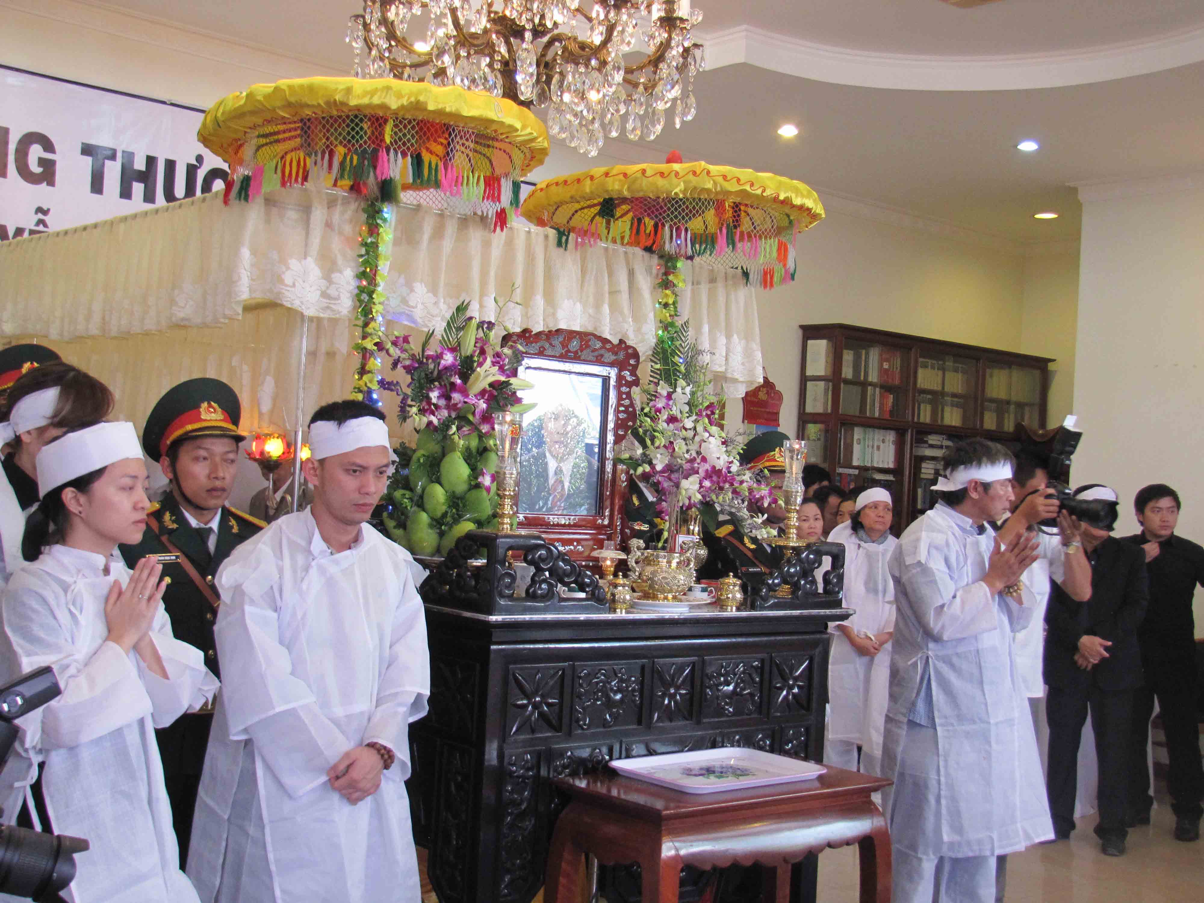 Gia quyến &ocirc;ng Nguyễn B&aacute; Thanh trước linh cửu &ocirc;ng   ẢNH: B&Iacute;CH V&Acirc;N