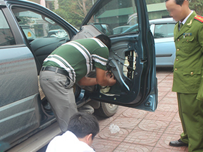 Hai vợ chồng giấu 20 bánh heroin vào cánh cửa ô tô