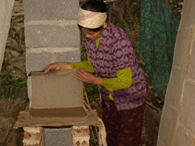 Giấy bản được lên khuôn tạo thành sản phẩm.