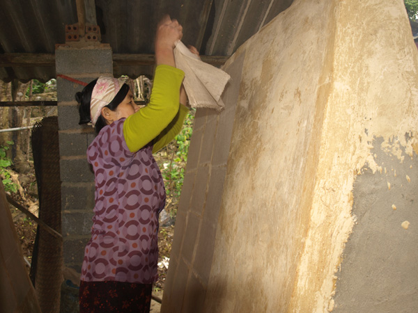 Giấy bản sau khi được phơi khô trên lò bóc ra có thể đem về sử dụng.