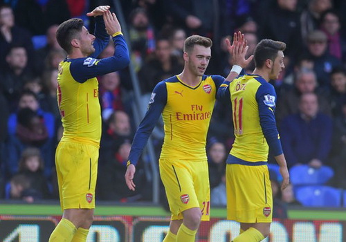 Giroud (trái) và đồng đội vui mừng với chiến thắng trước Palace