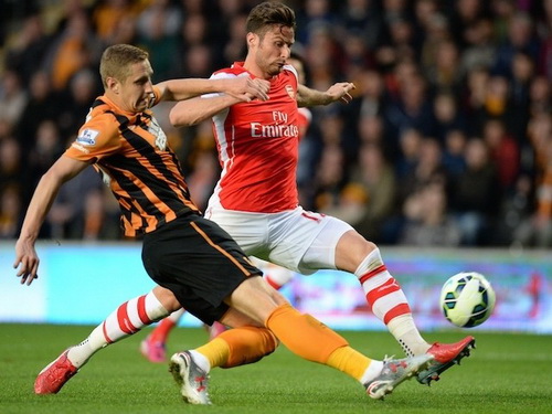Arsenal (Giroud, phải) tấn c&ocirc;ng mạnh mẽ từ đầu trận