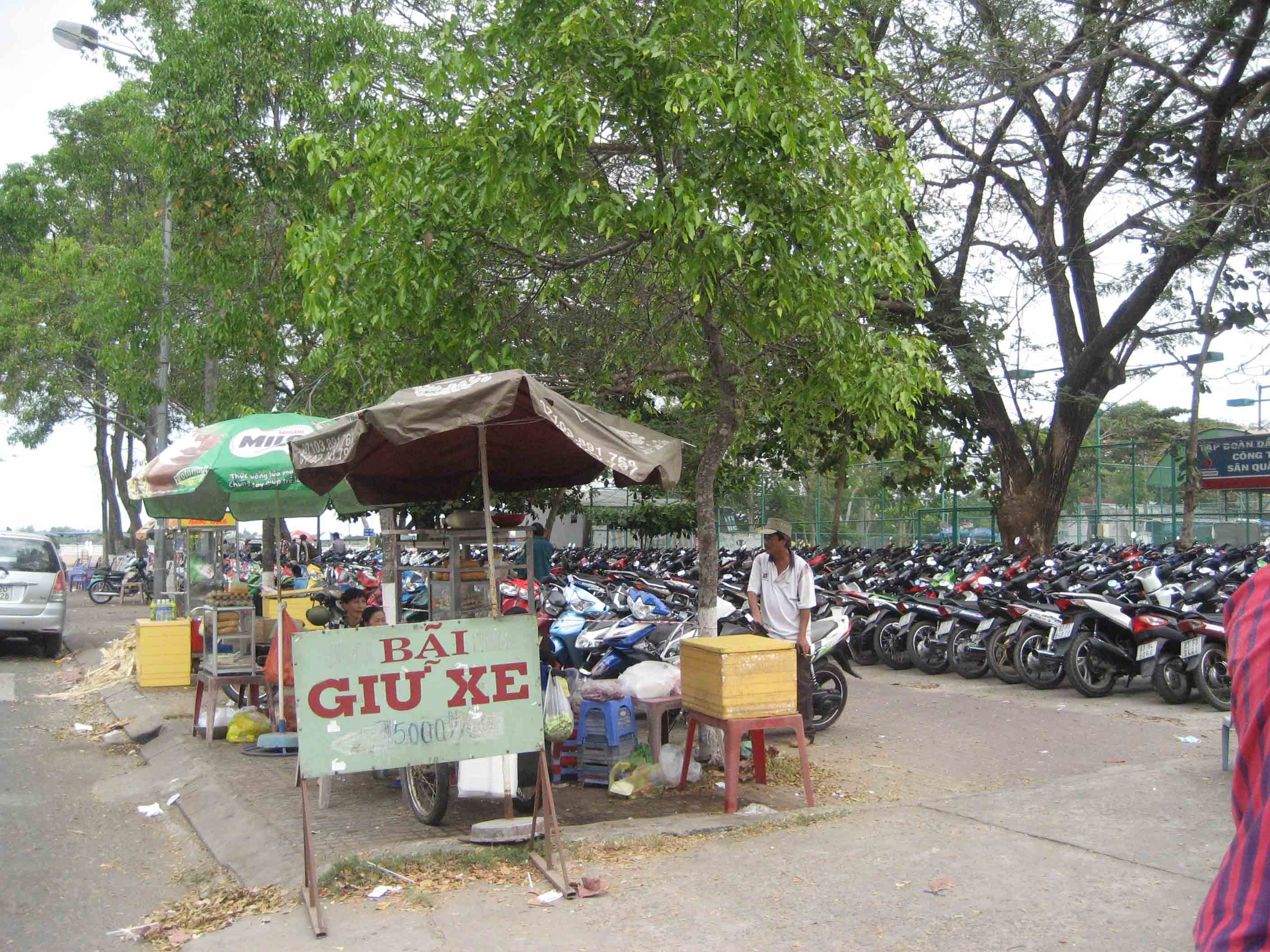 B&atilde;i giữ xe gắn m&aacute;y nằm ph&iacute;a trước khu tập luyện của s&acirc;n vận động Cần Thơ d&ugrave; để biển b&aacute;o giữ xe 5.000đ nhưng lấy 10.000 đồng