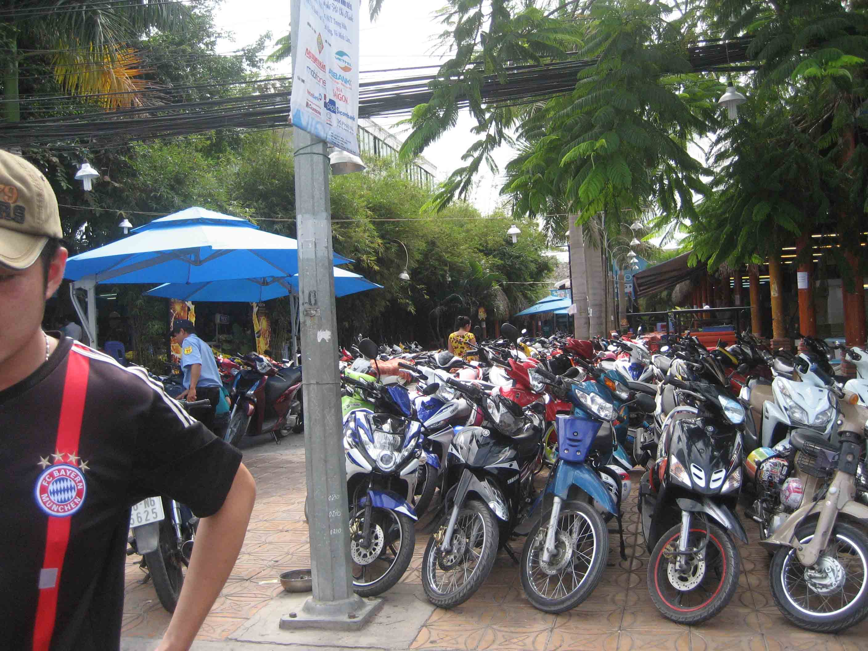 Một qu&aacute;n nhậu đối diện cổng A s&acirc;n vận động Cần Thơ cũng tổ chức giữ xe