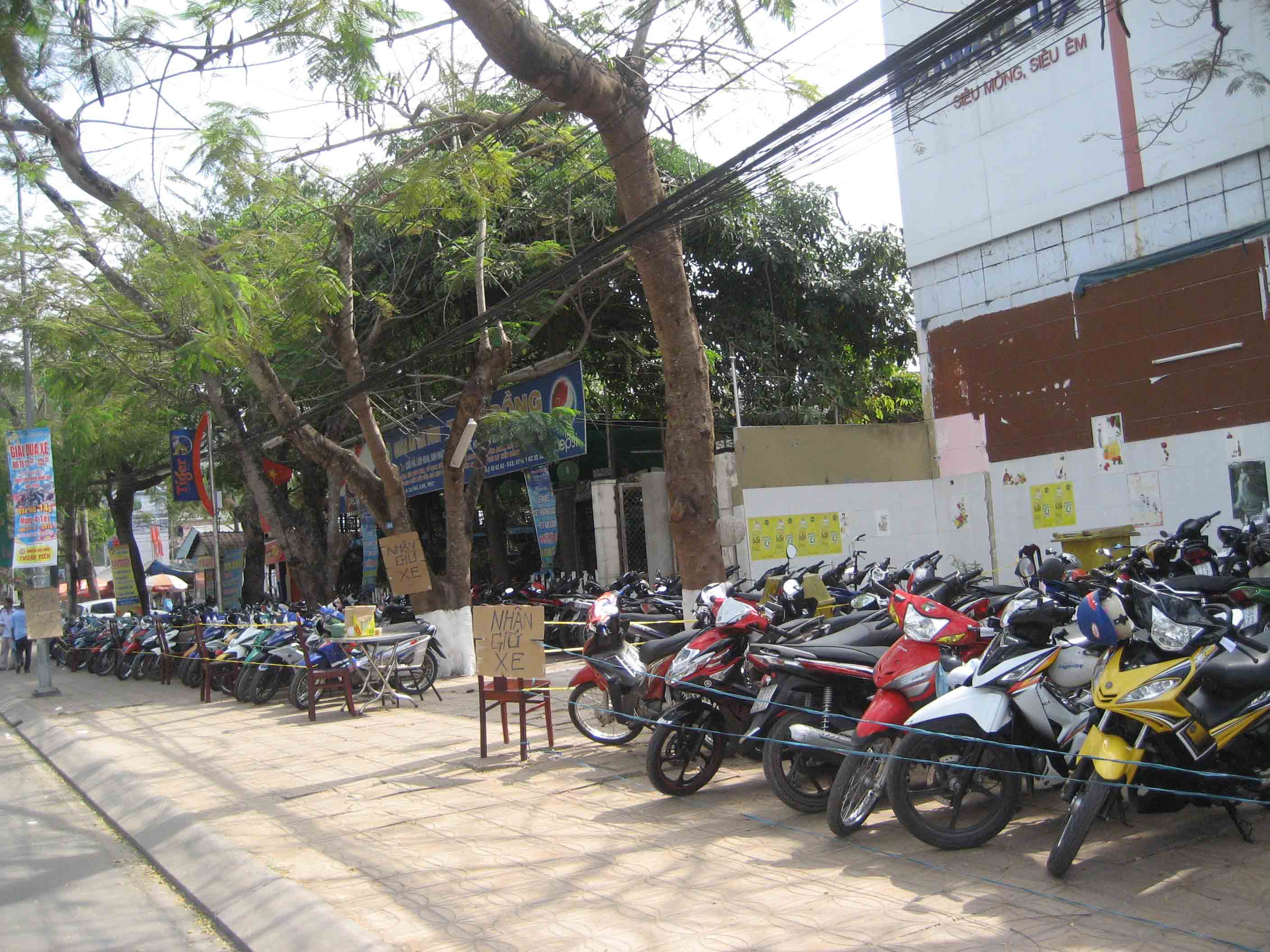 Thậm ch&iacute; nhiều qu&aacute;n nhậu c&ograve;n tận dụng cả vỉa h&egrave; để giữ xe