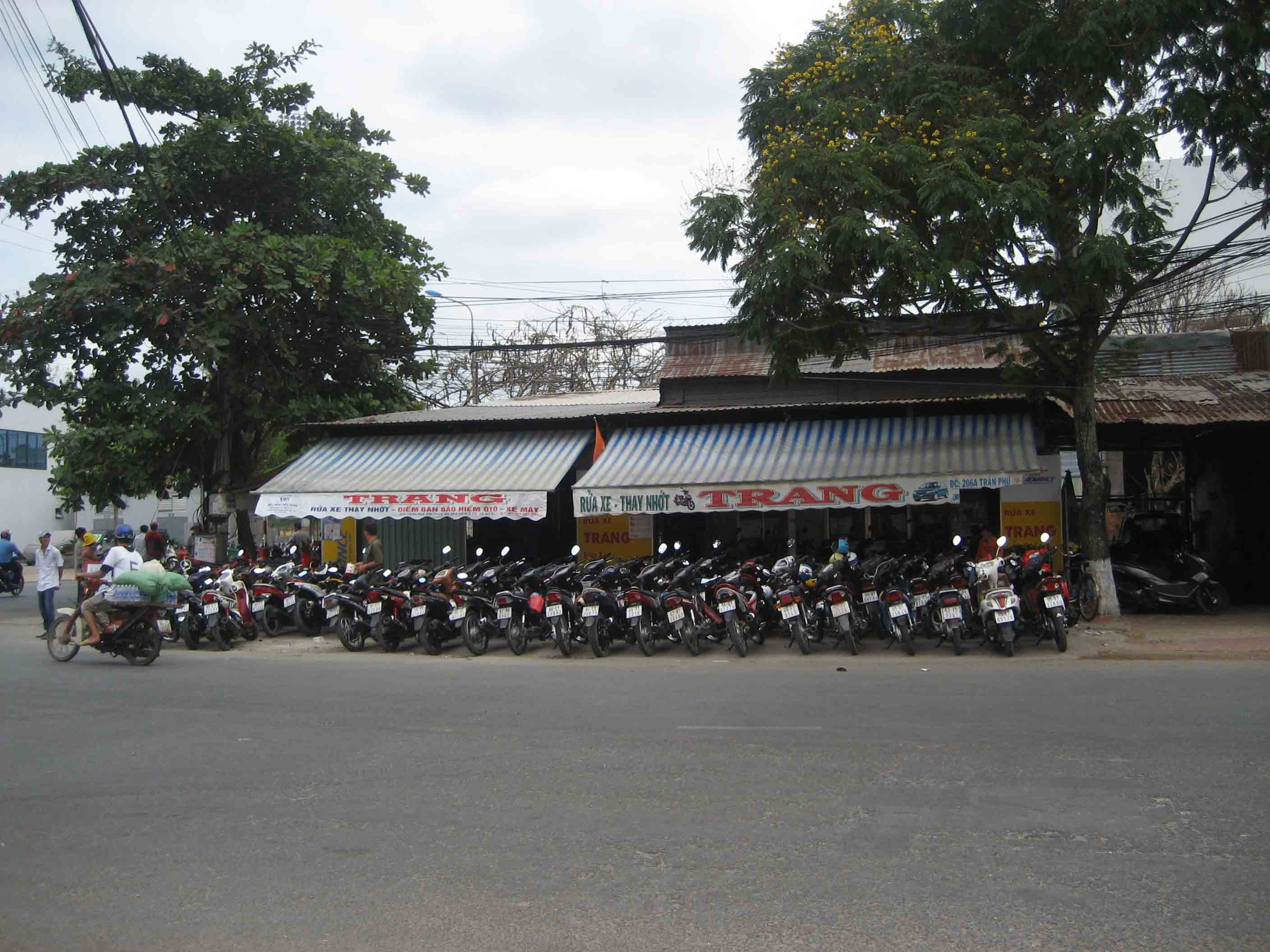 Tiệm sửa xe cũng tranh thủ giữ xe
