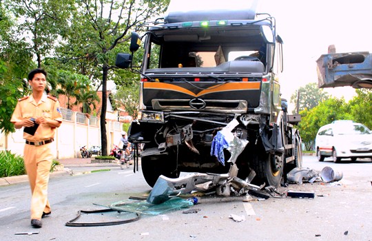 Tai nạn liên hoàn lúc rạng sáng, 4 người bị thương