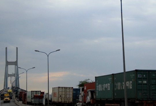 Xe đầu kéo gây tai nạn liên hoàn trên cầu Phú Mỹ