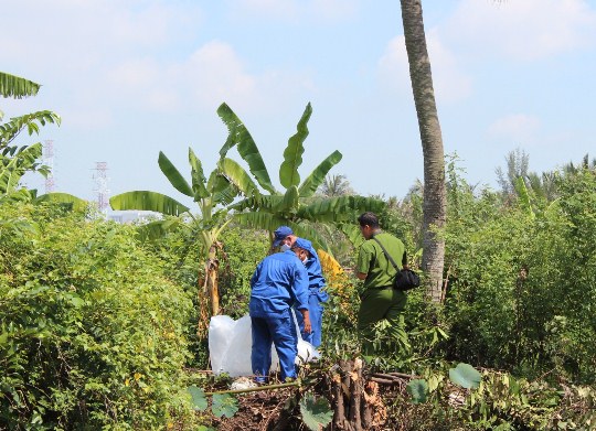 Cơ quan chức năng c&oacute; mặt kh&aacute;m nghiệm hiện trường