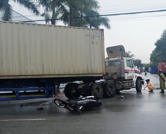 Chạy nhanh để tránh mưa, 2 thanh niên tông vào xe container