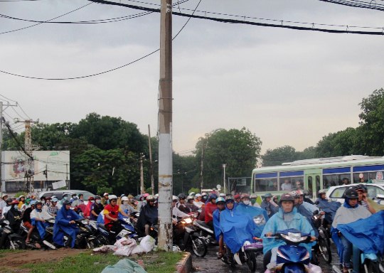 Tại v&ograve;ng xoay Phạm Văn Đồng - Nguyễn Kiệm (quận G&ograve; Vấp), giao th&ocirc;ng &ugrave;n ứ nghi&ecirc;m trọng v&agrave; c&agrave;ng hỗn loạn hơn khi cơn mưa tiếp tục đổ xuống v&agrave;o giờ tan tầm