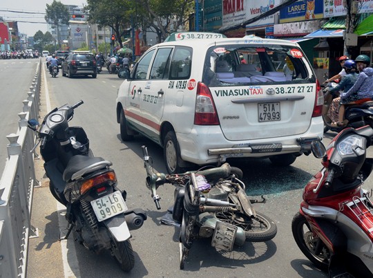 Hiện trường chiếc xe m&ugrave; đ&acirc;m biến dạng đu&ocirc;i taxi