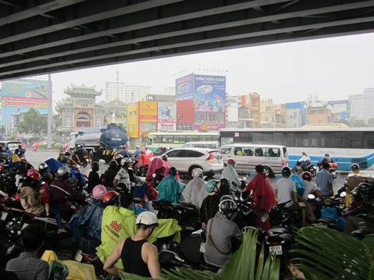 Số người đứng tr&uacute; mưa ng&agrave;y c&agrave;ng đ&ocirc;ng khiến giao th&ocirc;ng qua n&uacute;t giao th&ocirc;ng n&agrave;y gặp &ugrave;n ứ v&agrave; trở n&ecirc;n hỗn loạn