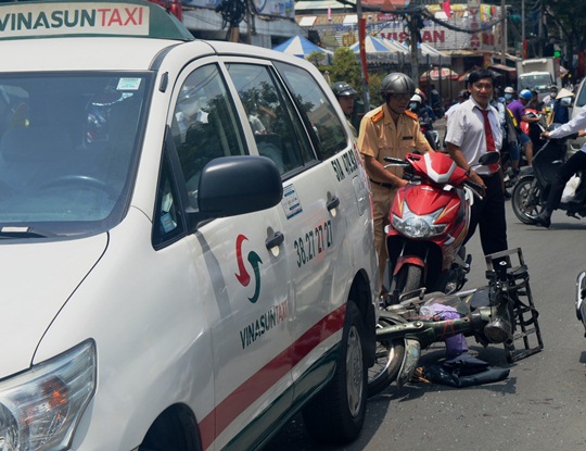Tông móp xe taxi, thanh niên đi "xe mù" bị thương nặng