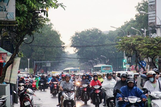 Ghi nhận đến 18h chiều c&ugrave;ng ng&agrave;y, nhiều khu vực trong nội th&agrave;nh vẫn bị ngập s&acirc;u. Trong khi đ&oacute;, cơn mưa chưa dứt hẳn khiến giao th&ocirc;ng ở nhiều tuyến đường bị &ugrave;n ứ, người d&acirc;n phải di chuyển hết sức kh&oacute; khăn.