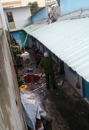 Lực lượng chức năng c&oacute; mặt kh&aacute;m nghiệm hiện trường. Ảnh: Anh T&uacute;