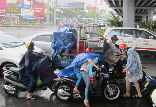 Va chạm nhỏ giữa 1 chiếc xe ba g&aacute;c v&agrave; xe m&aacute;y dưới gầm cầu