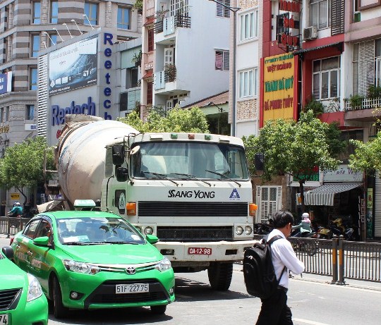 Chiếc xe bồn v&agrave; taxi chỉ va chạm nhẹ, tuy nhi&ecirc;n, t&agrave;i xế của hai b&ecirc;n kh&ocirc;ng chịu tự thỏa thuận để giải quyết, đ&atilde; g&acirc;y ra t&igrave;nh trạng &ugrave;n tắc