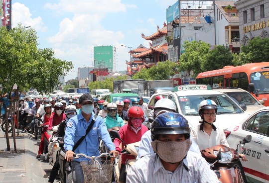 Gần 1 giờ sau khi xảy ra vụ va chạm tr&ecirc;n, h&agrave;ng ng&agrave;n người vẫn phải phơi m&igrave;nh dưới nắng gắt do &ugrave;n tắc. Theo quan s&aacute;t của ph&oacute;ng vi&ecirc;n B&aacute;o Người Lao Động, t&igrave;nh trạng &ugrave;n tắc k&eacute;o d&agrave;i hơn 1 km tr&ecirc;n đường Nguyễn Văn Trỗi k&eacute;o d&agrave;i đến đường Nam Kỳ Khởi Nghĩa cho tới vị tr&iacute; xảy ra vụ tai nạn