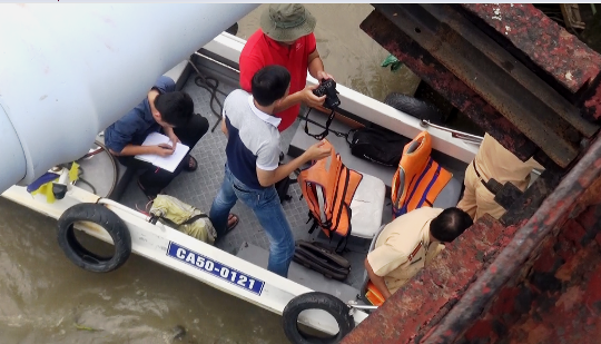 Sà lan tông gãy cầu Long Kiển
