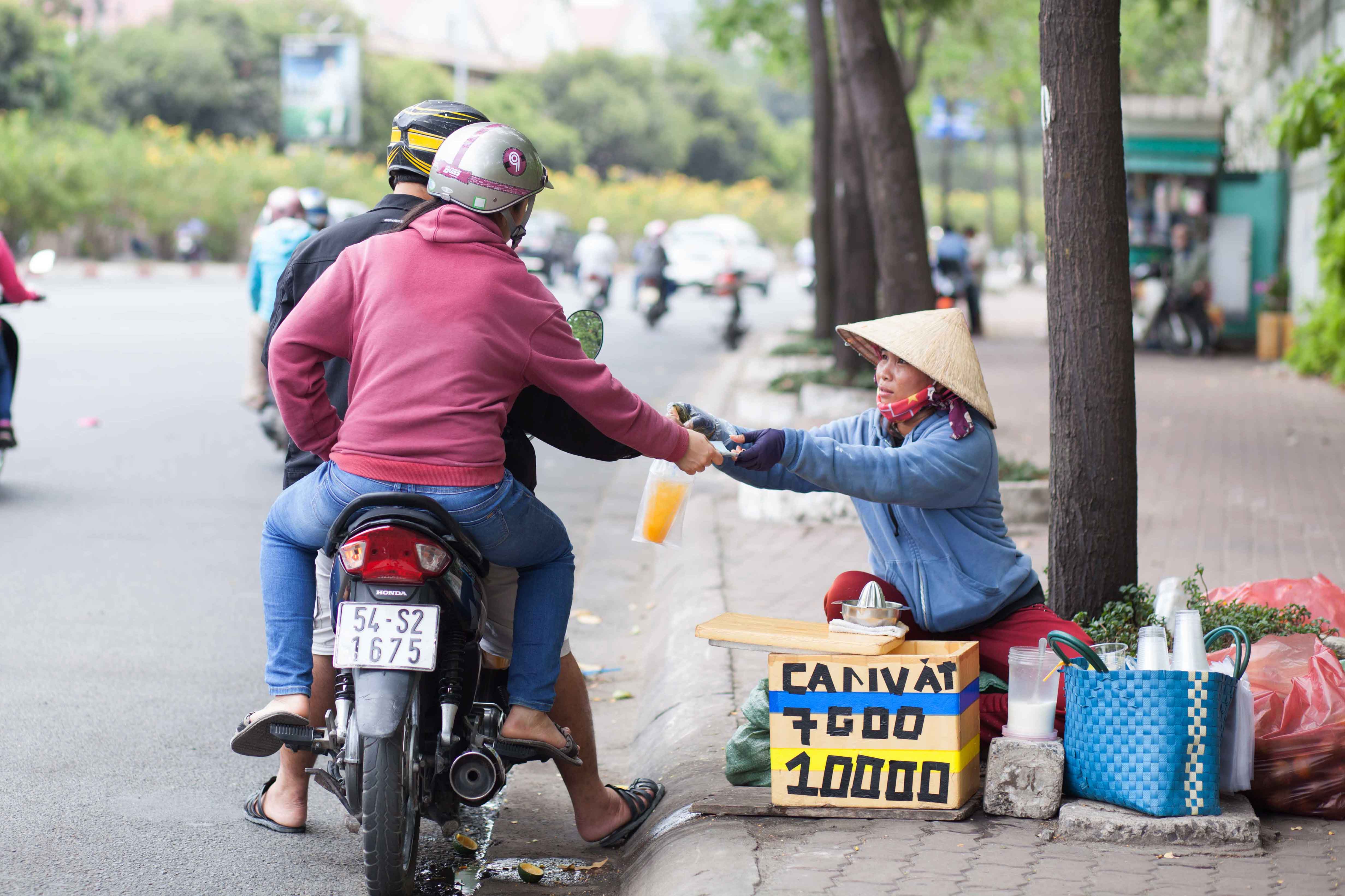 Lề đường cũng bị chiếm dụng để tranh thủ kiếm th&ecirc;m m&ugrave;a nắng n&oacute;ng