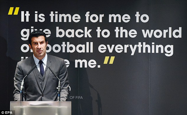 Luis Figo phát bi&ecirc;̉u tại Wembley rạng sáng 20-2