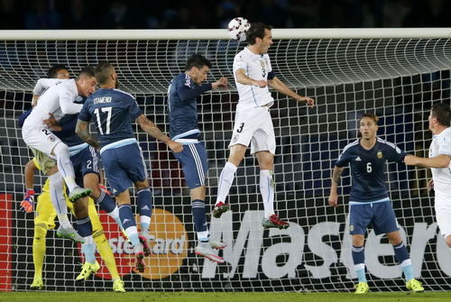 Uruguay tấn c&ocirc;ng bằng cả c&aacute;c hậu vệ c&oacute; chiều cao như Diego Godin